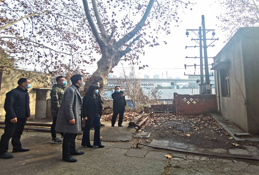 圖片2：公司黨支部書(shū)記、董事長(zhǎng)陳平帶隊(duì)對(duì)磨刀溝倉(cāng)庫(kù)資產(chǎn)進(jìn)行安全檢查_(kāi)副本