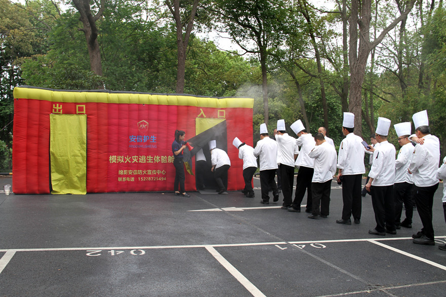 火災(zāi)逃生艙體驗(yàn)_副本 火災(zāi)逃生艙體驗(yàn)_副本