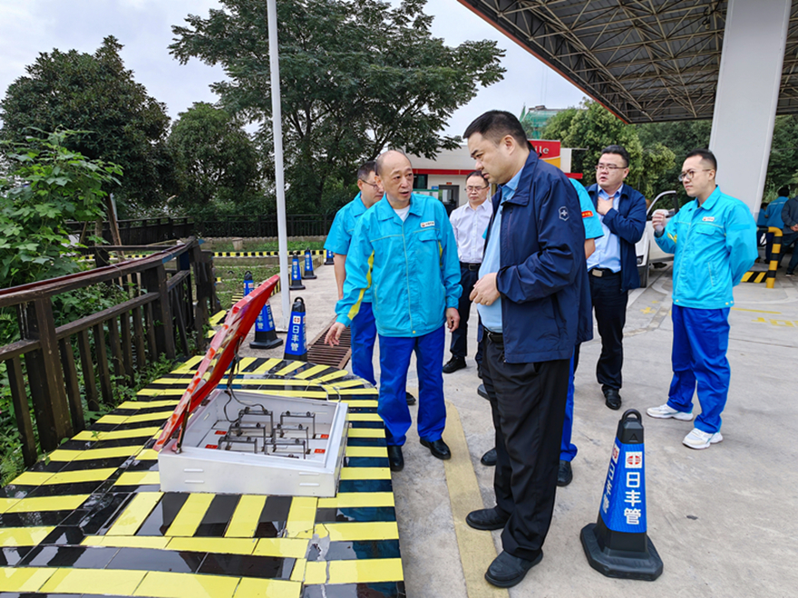圖1：集團(tuán)黨委書記、董事長(zhǎng)肖林督導(dǎo)加油站安全工作